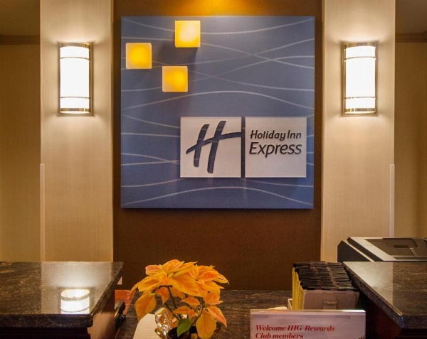 Holiday Inn Express & Suites Buffalo Airport image 10