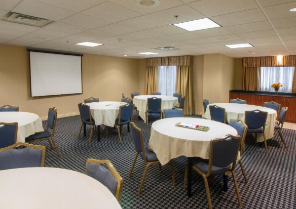 Holiday Inn Express & Suites Buffalo Airport image 26